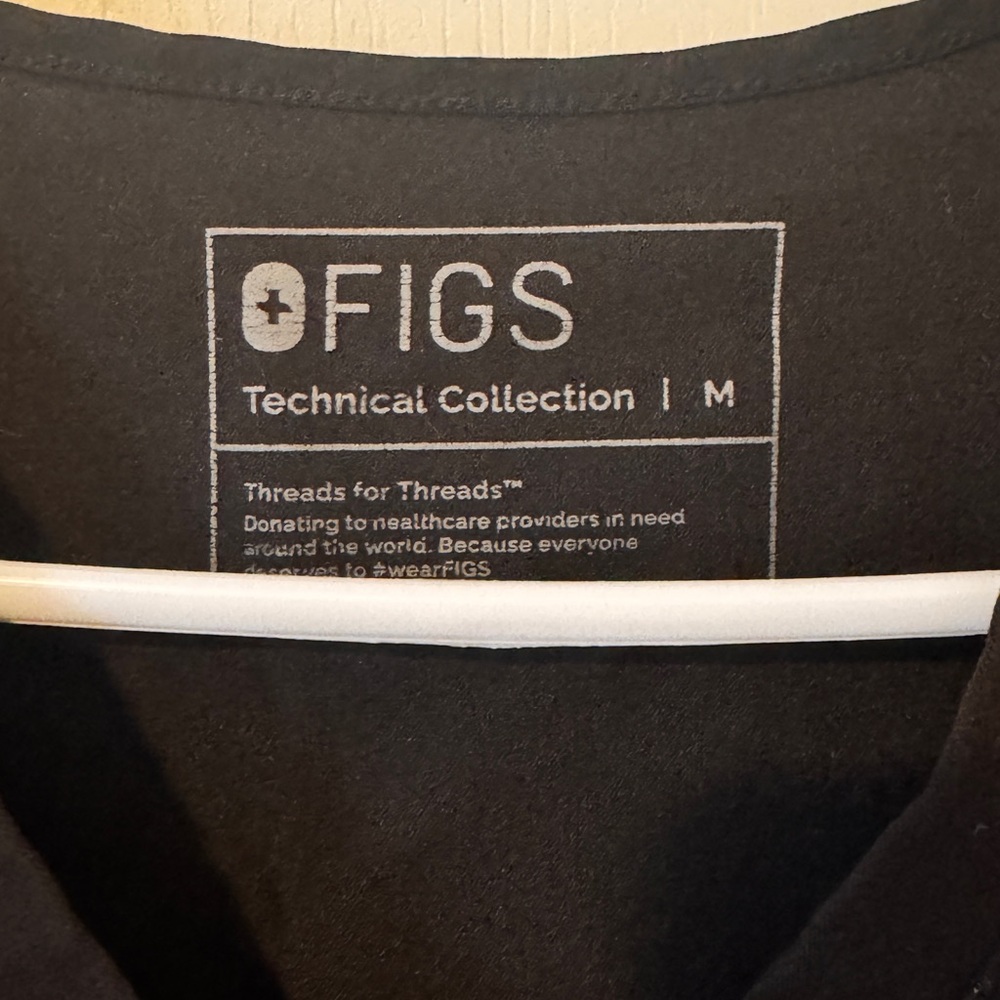 Figs Catarina Black scrub top